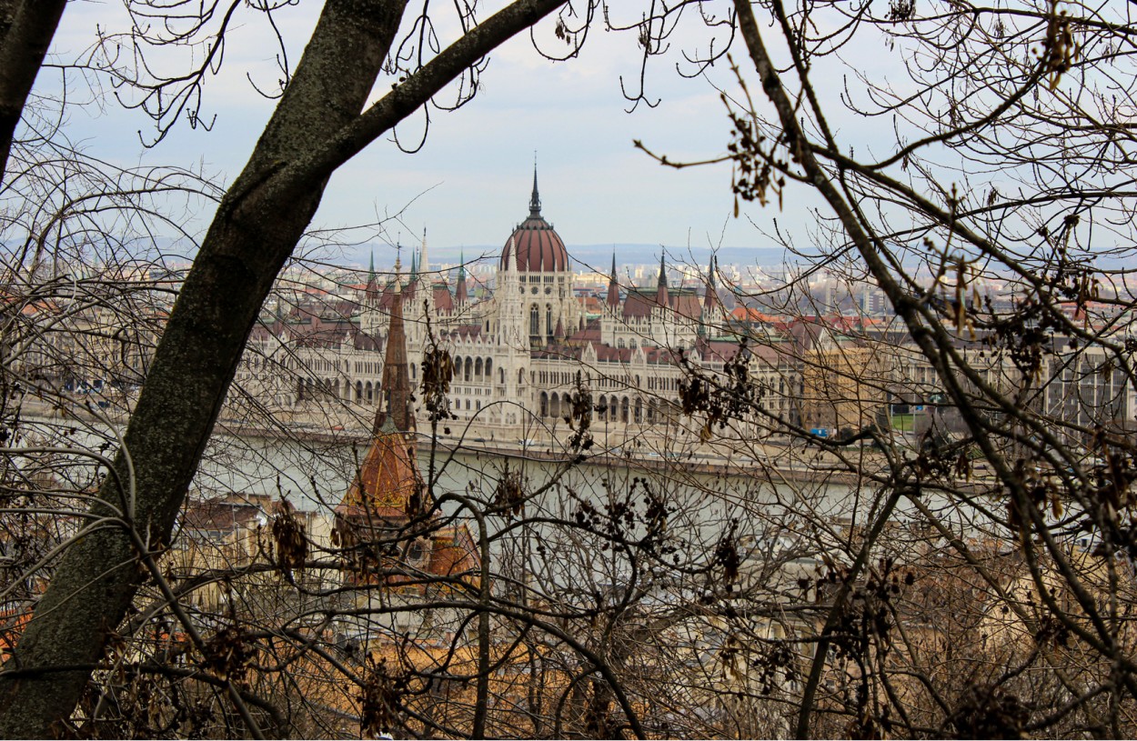 Una ventana al Parlamento de Budapest