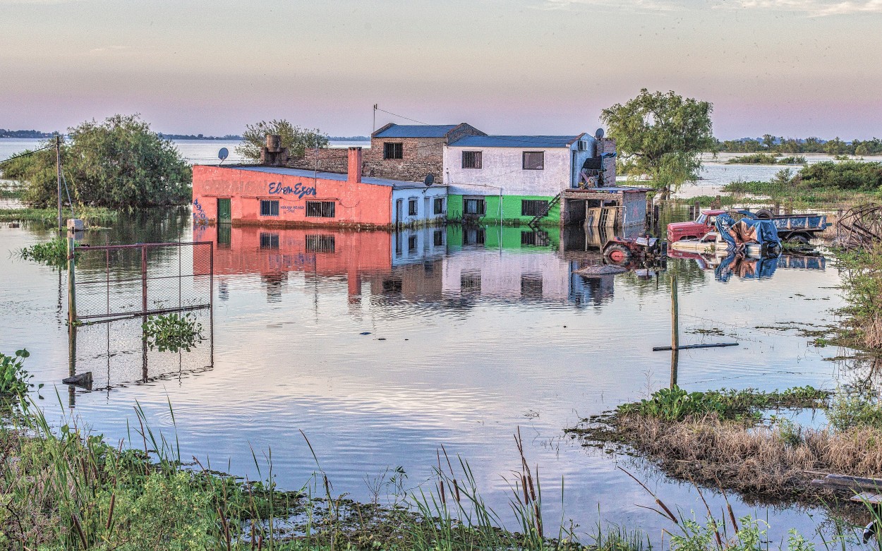 `Resiliencia` -vivienda en los baados del Paran-