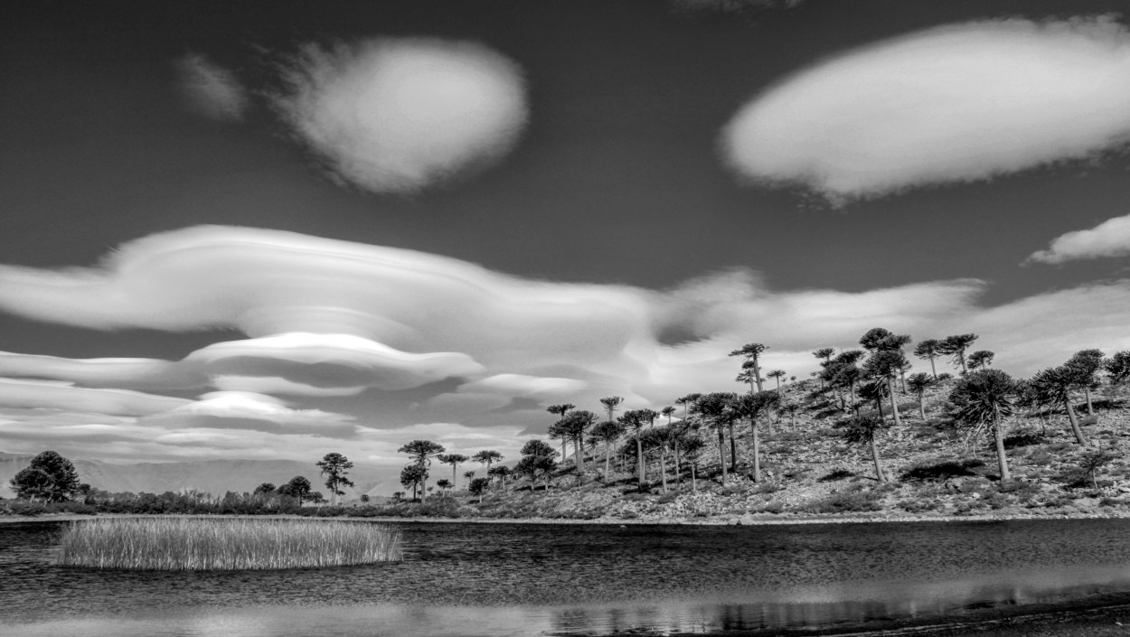 Laguna escondida bajo un cielo especial