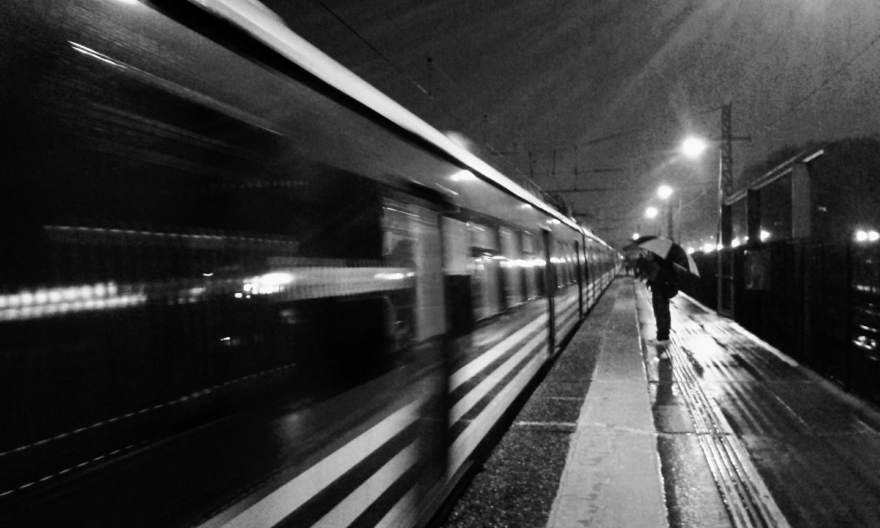 Tren y lluvia