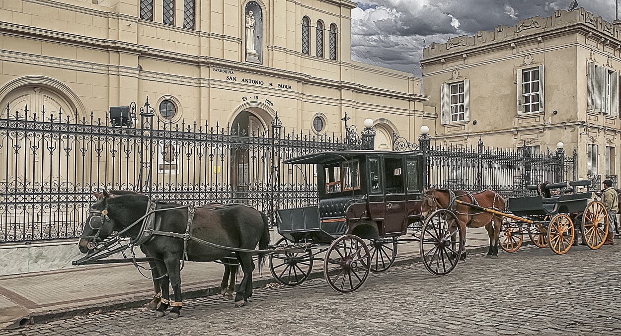 Esperando frente a la iglesia