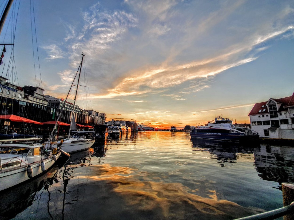 Atardecer entre barcos en Noruega