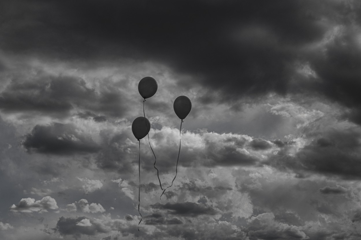 Tres globos negros en el aire