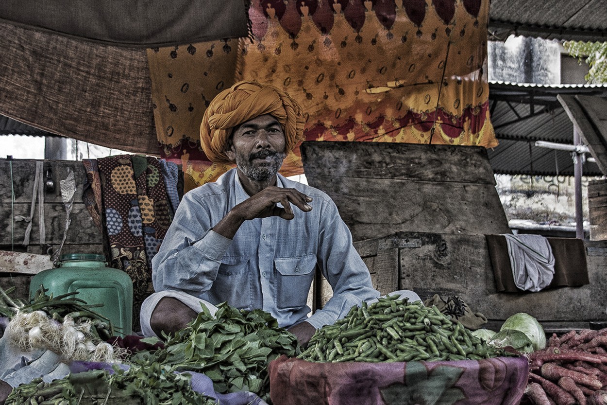 Fumando espero en el mercado