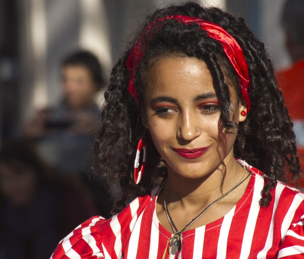 La dama de rojo y blanco