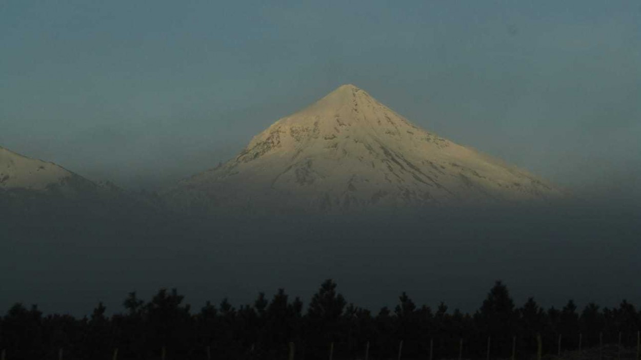 El Lanin entre nubes....