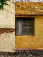 Ventana en pared amarilla