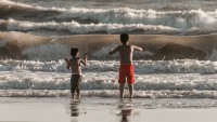 solo ellos frente al mar, sin miedo