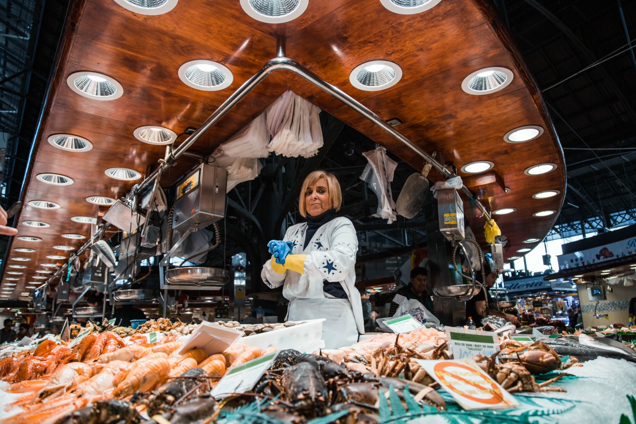 VENDEDORA DE PESCADOS Y MARISCOS