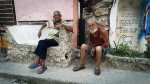 Hombres sentados en el Callejon de Hamel