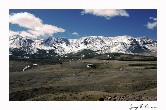 "Camino de cornisa lll" de Jorge A. Cceres