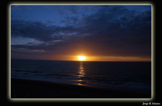 "`amanecer en el mar lll`" de Jorge A. Cceres