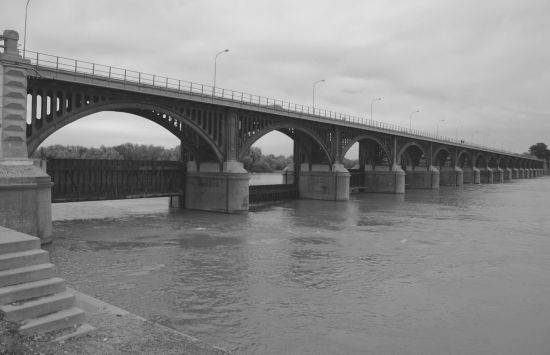 "escalera al puente" de Jorge A. Cceres