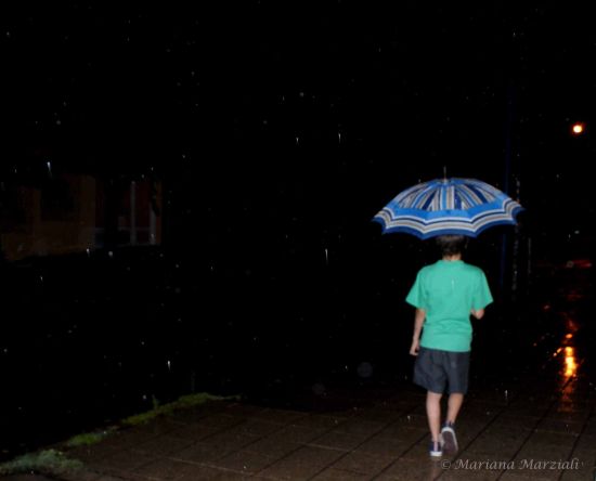 "Caminando bajop la lluvia" de Mariana Marziali