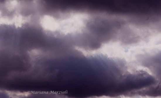 "Apenas unos rayos de luz" de Mariana Marziali