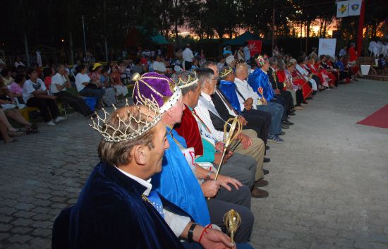 "`Atardecer de Reynas y Reyes `" de Jorge A. Cceres