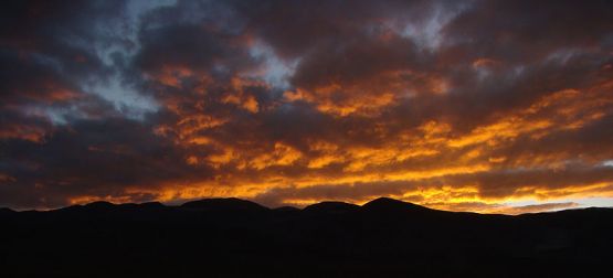 "Amanecer de fuego en Cazadero Grande" de Pablo Aspee