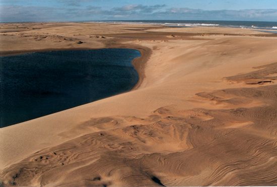 "laguna y mdanos en V. Gesell" de Stella Maris Kippke