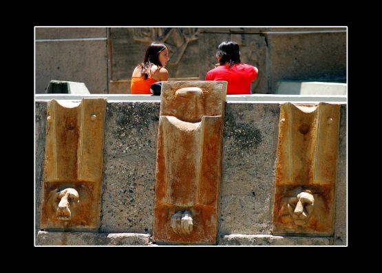 "dos en la plaza" de Carlo Legnazzi