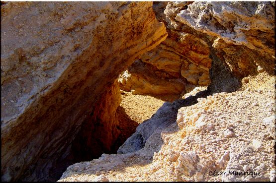 "Entre Rocas" de Csar Manrique