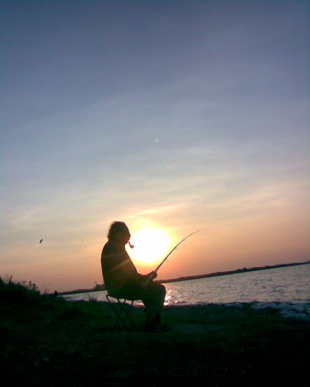 "pescando al atardecer" de Luca Rif