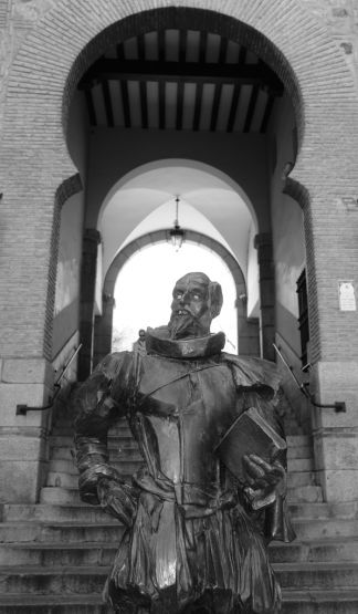 "estatua de Cervantes, dedicada" de Marcelino Alonso
