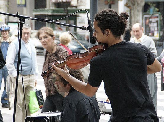 "Violinista urbano" de Carlos Rafael
