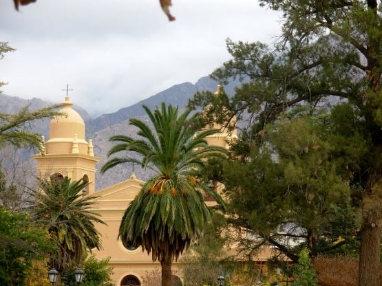 "Catedral de Cafayate,desde la plaza." de Jorge Berterretch