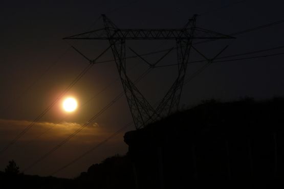 "Anochece, la luna y el tendido elctrico..." de David Marcelo Finzi