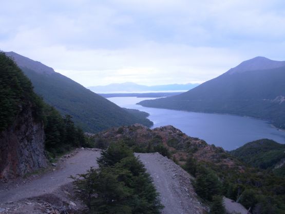 "Lago Fagnano, camino a Ushaia" de Simn Bruna