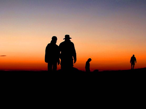 "caminando al atardecer" de Claudia Vicchio