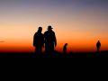 caminando al atardecer