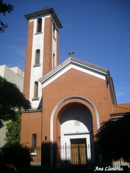 "una capilla platense." de Ana Llaneras.