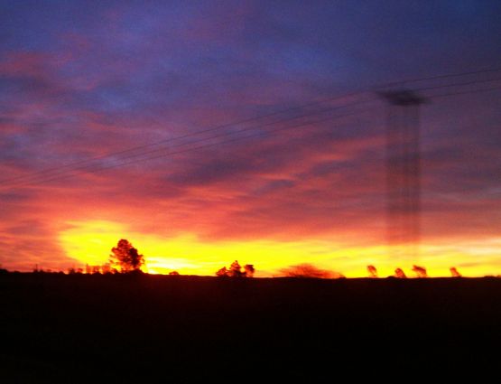 "Atardecer y velocidad, apurados para legar a Neuqu" de Martha A. Moreschi