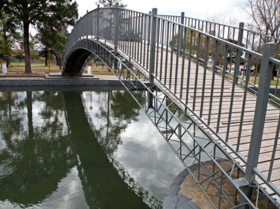 "puentesito del parque Garay" de Ariel Dario Albamonte