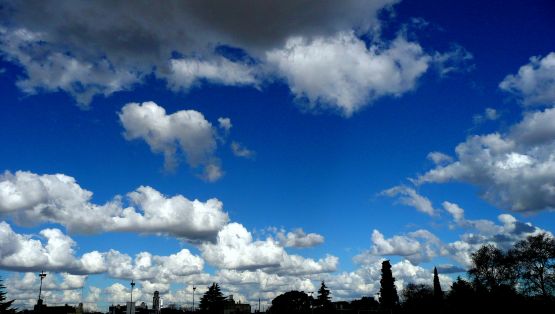 "nubes en la ciudad..." de Noemi Gomez