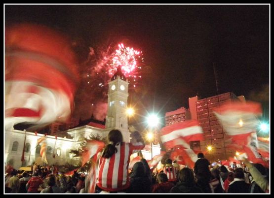 "Recibiendo a los campeones" de Claudio Retontali