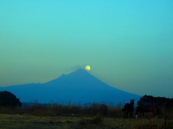 "El Popocatpetl y la luna" de Alma Delia Franco Cacho