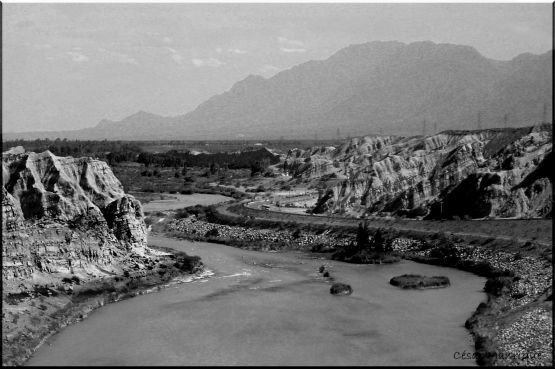 "Bajando por El Rio I B/N" de Csar Manrique