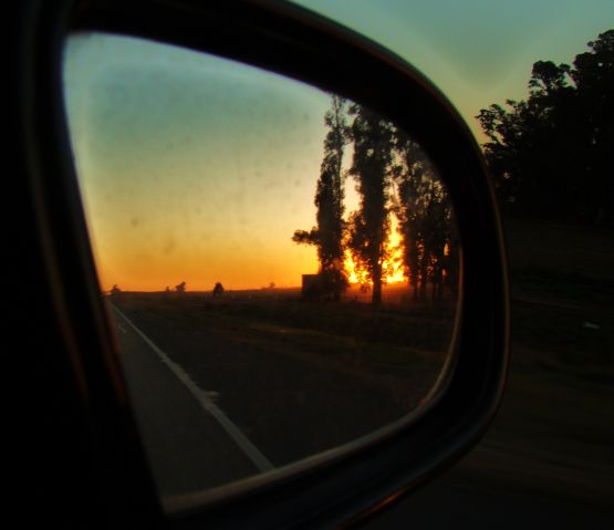 "Atardece en el retrovisor." de Vane Dosio