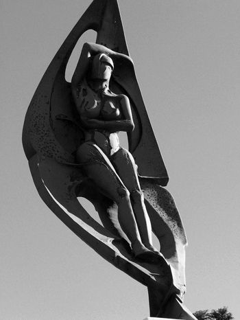 "escultura en blanco y negro" de Eduardo Wicha Villalon