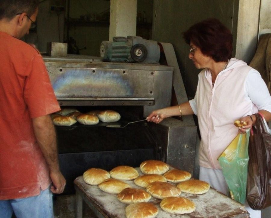 "horneando pitas (pan arabe)" de Tzvi Katz