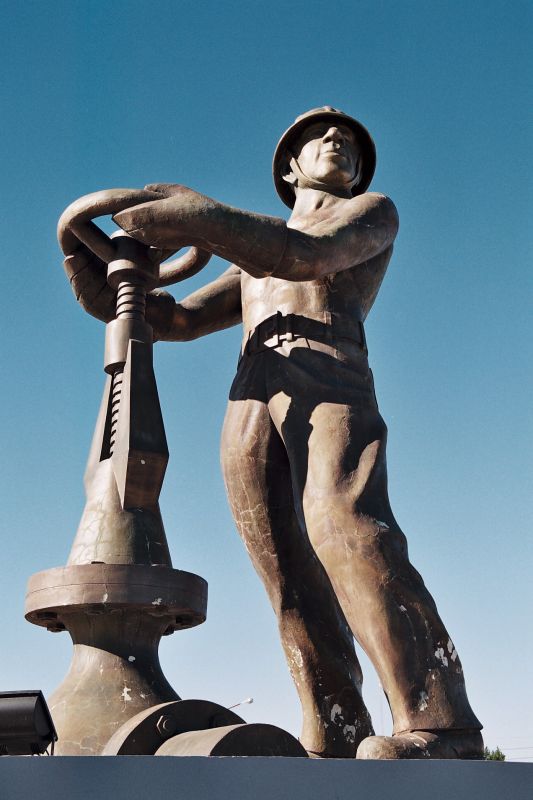 "MONUMENTO AL PETROLERO ARGENTINO" de Jose Alberto Vicente