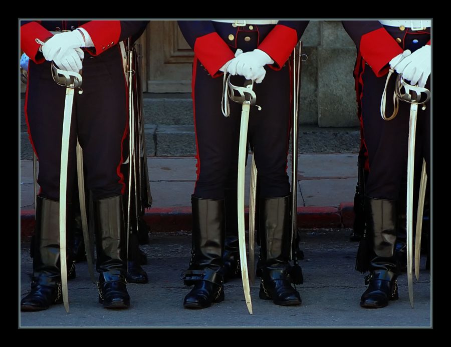 "Guantes, botas y sables." de Arturo Rey