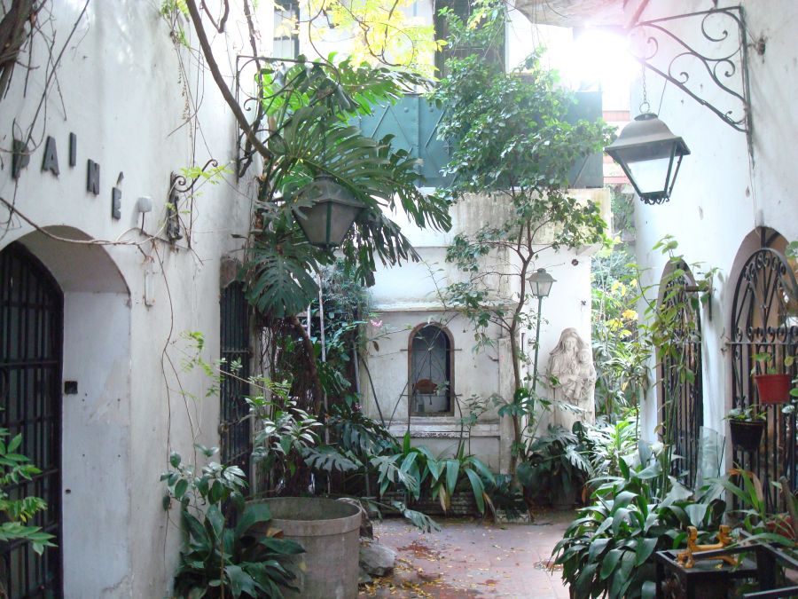 "patio en san telmo" de Carlos Goverchesky