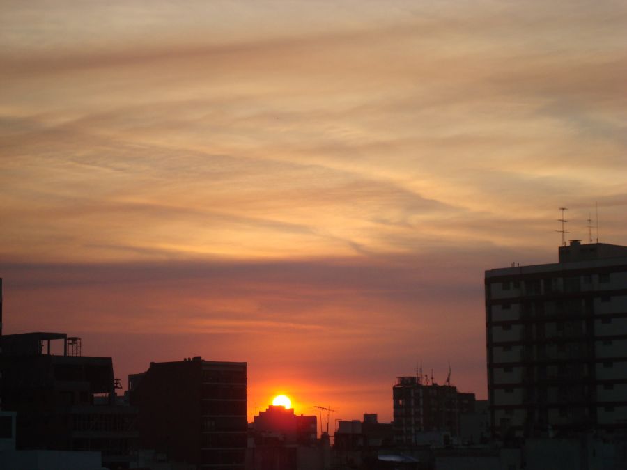 "el sol baja en mi balcon IV" de Carlos Goverchesky