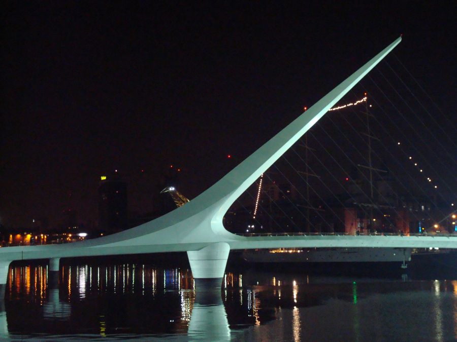 "monumento a la mujer III" de Carlos Goverchesky