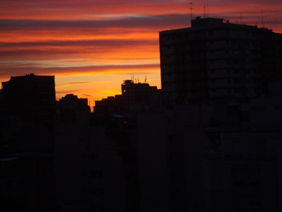 "el sol baja en mi balcon VII" de Carlos Goverchesky