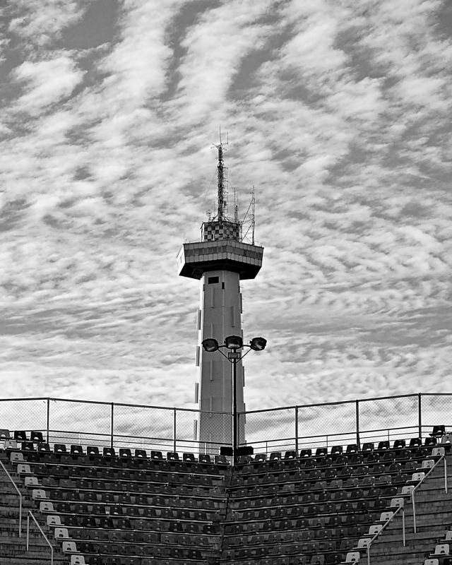 "La torre y las nubes II" de Solis Alba Iris