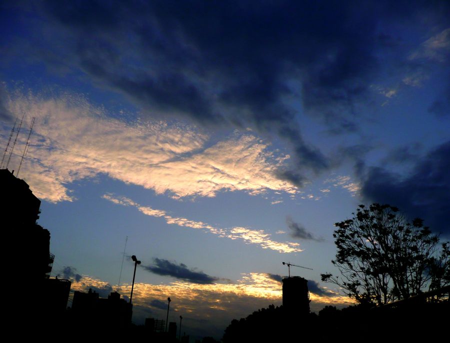 "atardeciendo en ciudad.." de Noemi Gomez